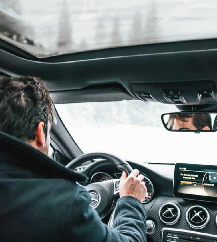 interieur de voiture noire de chauffeur prestige