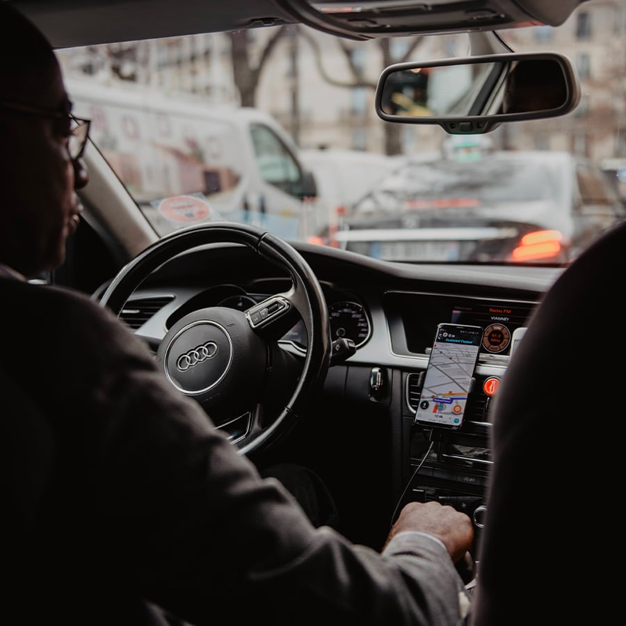 chauffeur transport local dans une berline noire