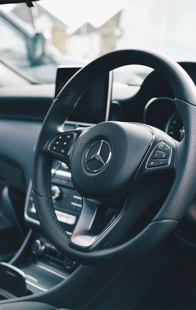 interieur de voiture noir de chauffeur prestige