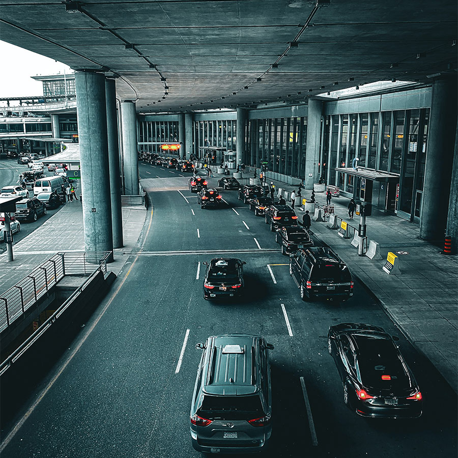 File de chauffeur taxi vtc à l'aéroport de Lyon st-Exupéry